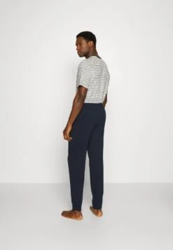 Pier One 2 PACK - Nachtwäsche Hose - Dark Blue/mottled Light Grey 9 Pier One 2 PACK - Nachtwäsche Hose - Dark Blue/mottled Light Grey -Pier One Store 058df6f0d3f34a2aaf1cb22da08558a8