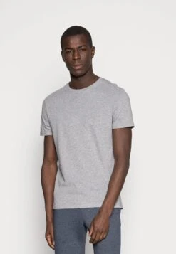 Pier One 3 PACK - T-Shirt Basic - White/black/light Grey 9 Pier One 3 PACK - T-Shirt Basic - White/black/light Grey -Pier One Store 4076e7e50d3a4fb78cc08ea42ee0eb04