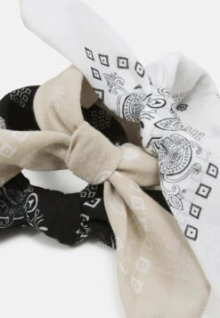 Pier One BANDANA UNISEX 3 PACK - Tuch - Black/white/beige 8 Pier One BANDANA UNISEX 3 PACK - Tuch - Black/white/beige -Pier One Store c2ede95d3e4443e6ac8cd75fce932acc