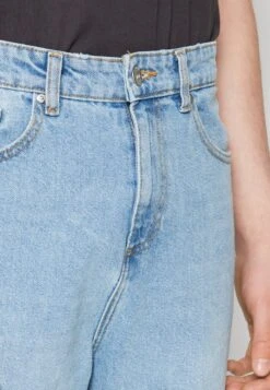 Pier One DISTRESS ON KNEES - Jeans Relaxed Fit - Light Blue Denim -Pier One Store d4085535f709450aa93457a2f893d4eb